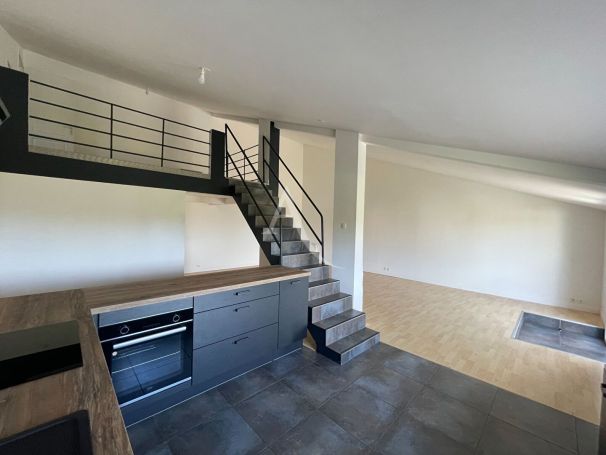 A louer LOFT  4 PIECES 99 M2  ANGLES