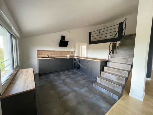 A louer LOFT  4 PIECES 99 M2  ANGLES