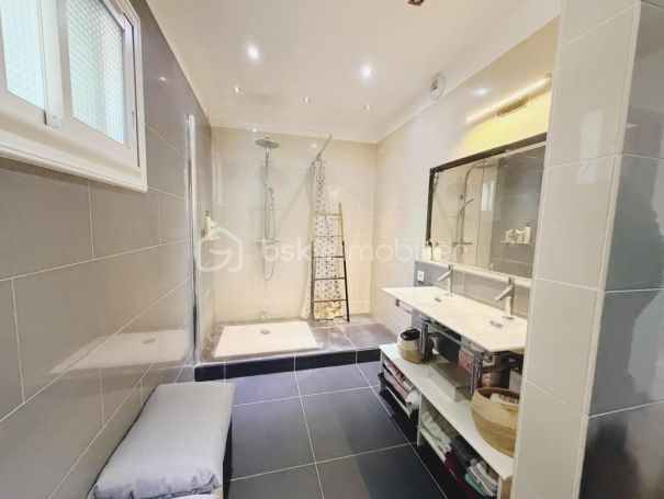 A louer APPARTEMENT DE PRESTIGE T4 105 M2 TERRASSE BORD DE MER TOULON