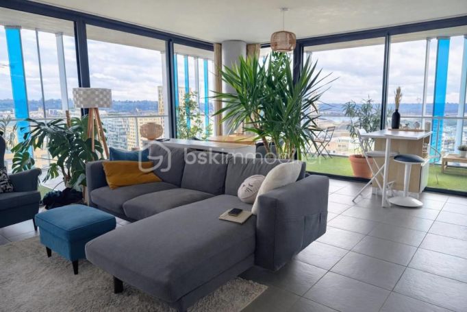 A louer LOFT T3 68 M2 TERRASSE  BORDEAUX