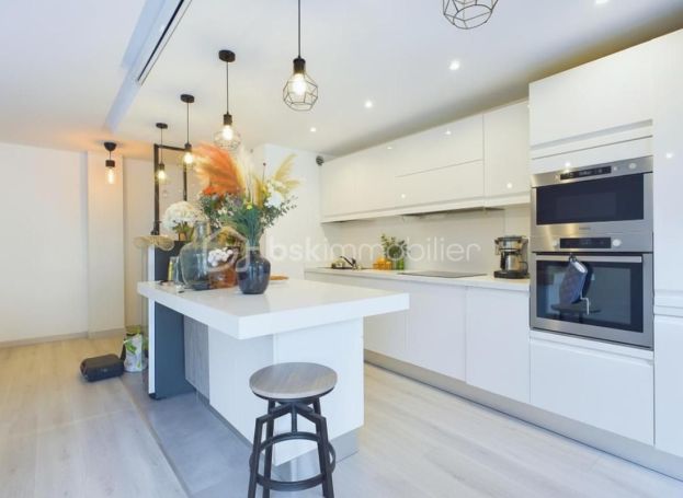 A louer APPARTEMENT NEUF T3 65 M2 TERRASSE BORD DE MER MENTON