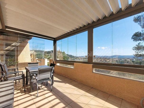 A vendre MAISON  6 PIECES 132 M2  SOLLIES VILLE