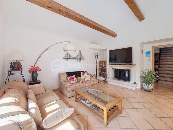 A vendre MAISON  6 PIECES 132 M2  SOLLIES VILLE