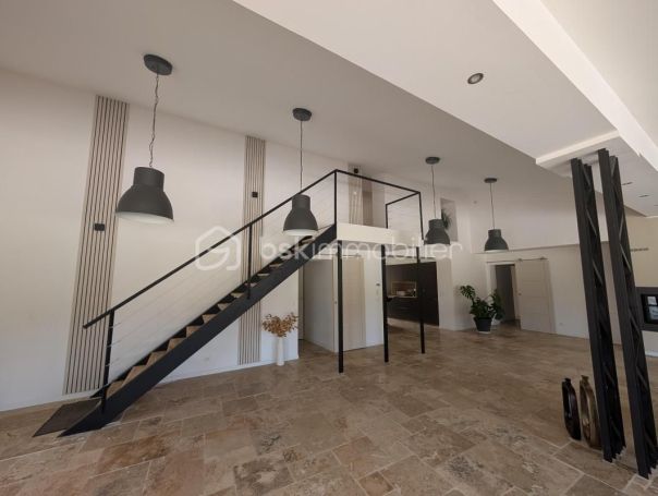 A louer LOFT  8 PIECES 302 M2  SAINT MARTIN DE LAYE