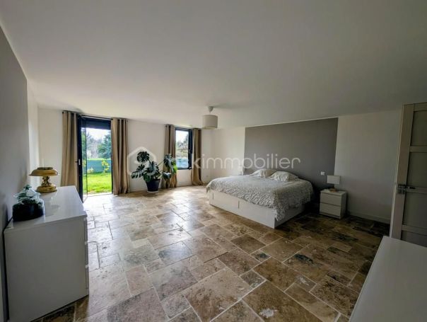 A louer LOFT  8 PIECES 302 M2  SAINT MARTIN DE LAYE