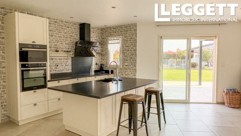 A vendre MAISON  8 PIECES 206 M2  VILLENEUVE LES MONTREAL