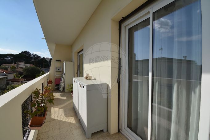 A louer APPARTEMENT T3 50 M2 TERRASSE BORD DE MER ANTIBES
