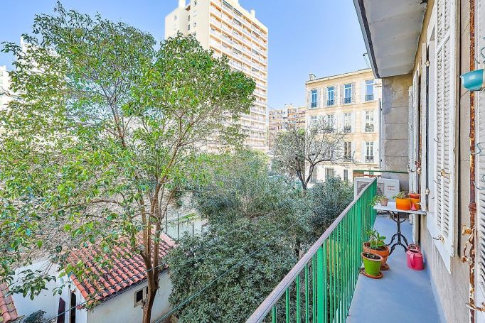 A louer APPARTEMENT T3 90 M2  MARSEILLE 7EME