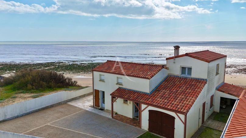 A vendre MAISON  5 PIECES 104 M2 PIEDS DANS L'EAU LONGEVILLE SUR MER