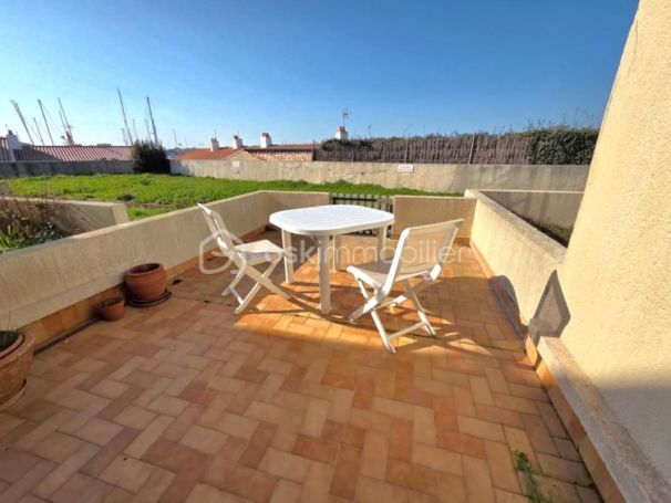 A louer STUDIO  25 M2 TERRASSE PIEDS DANS L'EAU NOIRMOUTIER EN L ILE