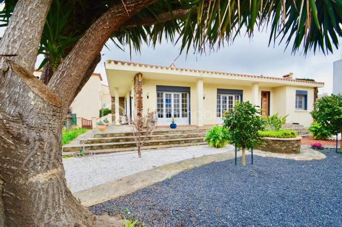 A louer MAISON  4 PIECES 116 M2 BORD DE MER SAINT LAURENT DE LA SALANQUE