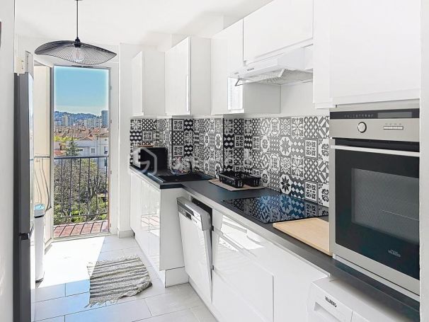 A louer APPARTEMENT T3 69 M2 BORD DE MER TOULON