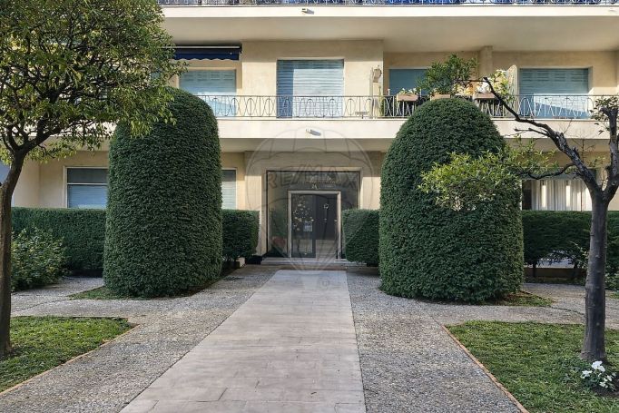 A louer APPARTEMENT DE PRESTIGE T3 89 M2 TERRASSE BORD DE MER NICE