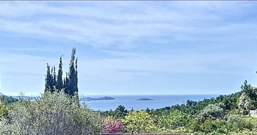 A vendre MAGNIFIQUE TERRAIN VUE MER PANORAMIQUE Bandol