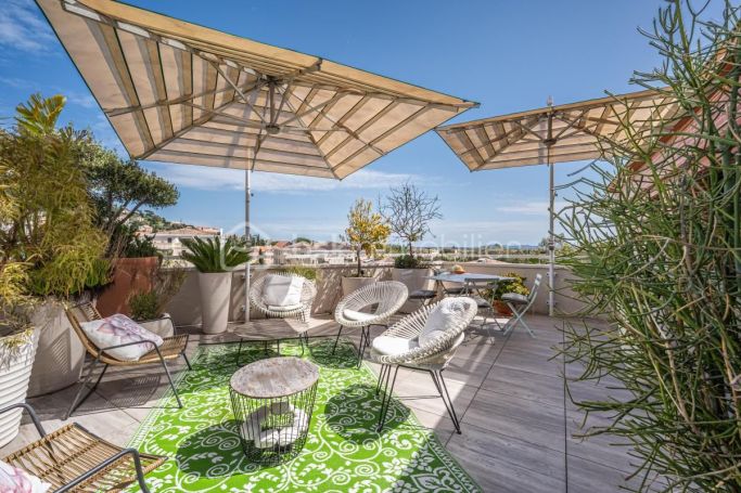 A louer APPARTEMENT DE PRESTIGE T4 106 M2 TERRASSE VUE MER HYERES