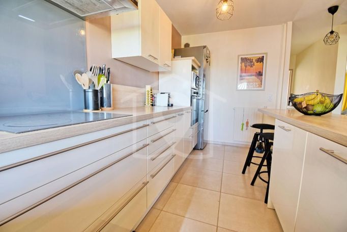 A louer APPARTEMENT T3 68 M2 TERRASSE BORD DE MER ANTIBES