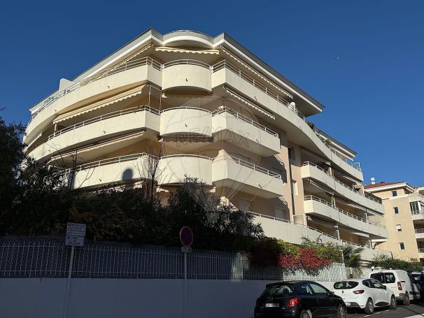 A louer APPARTEMENT DE PRESTIGE T3 70 M2 TERRASSE BORD DE MER CANNES