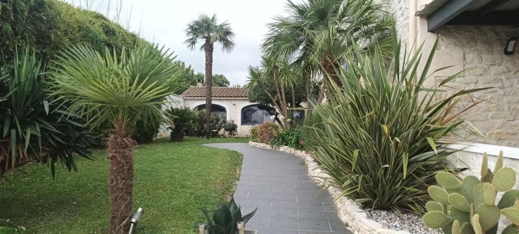 A louer MAISON  DE MAîTRE BORD DE MER SAUJON