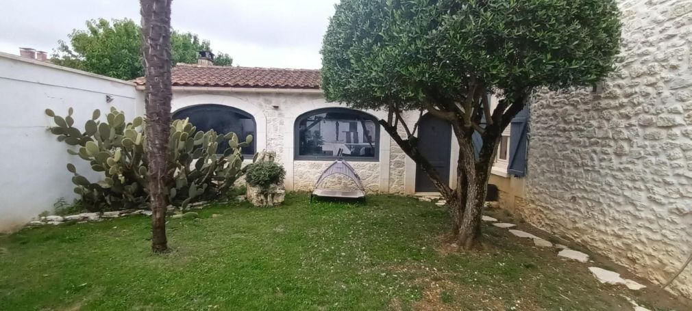 A louer MAISON  DE MAîTRE BORD DE MER SAUJON