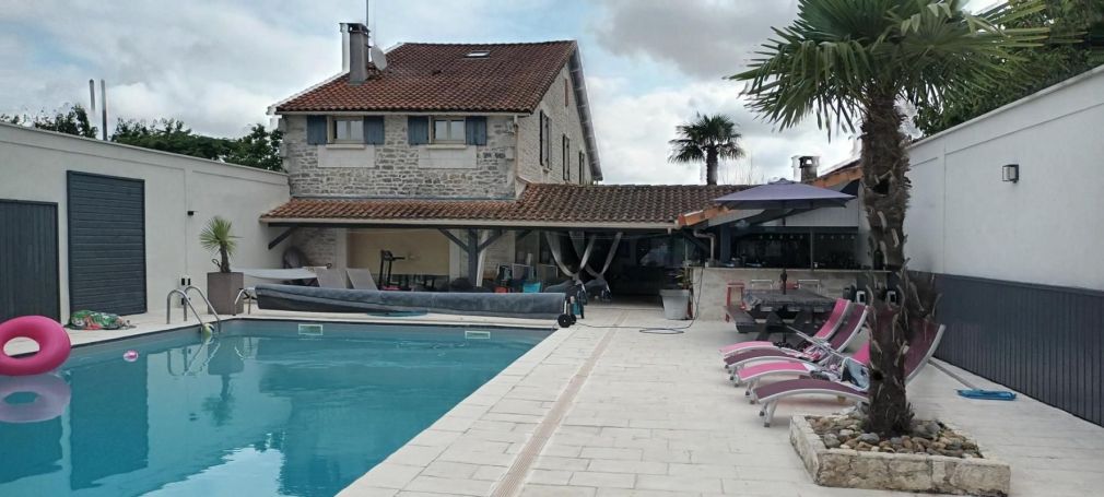 A louer MAISON  DE MAîTRE BORD DE MER SAUJON
