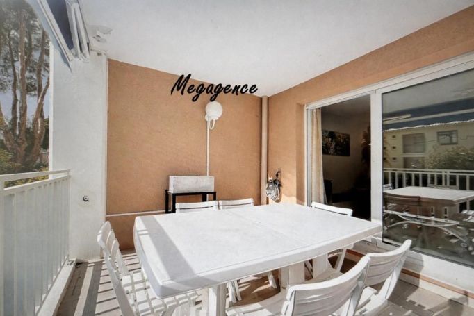 A louer APPARTEMENT T3 40 M2 TERRASSE BORD DE MER LE LAVANDOU