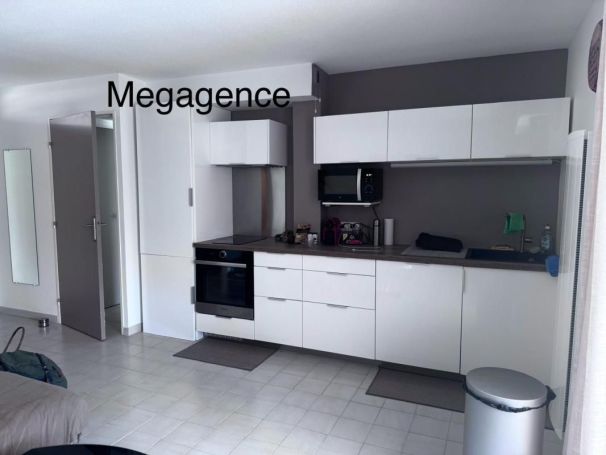 A louer APPARTEMENT T3 40 M2 TERRASSE BORD DE MER LE LAVANDOU