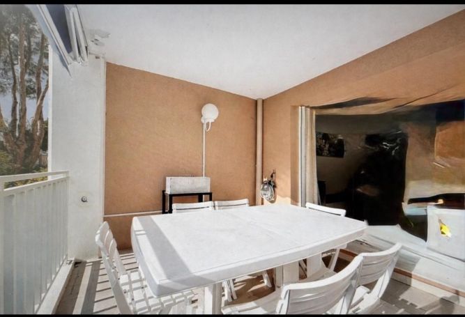A louer APPARTEMENT T3 40 M2 TERRASSE BORD DE MER LE LAVANDOU