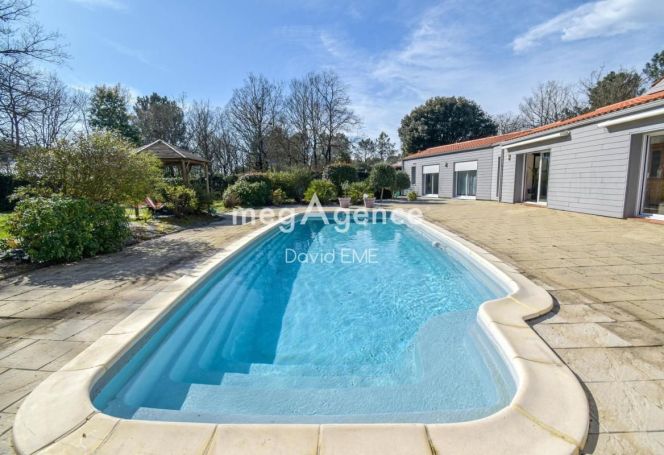 A louer MAISON  9 PIECES 192 M2 BORD DE MER NOTRE DAME DE RIEZ