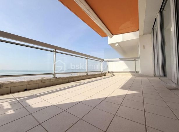 A louer APPARTEMENT T3 64 M2 TERRASSE PIEDS DANS L'EAU PORNICHET