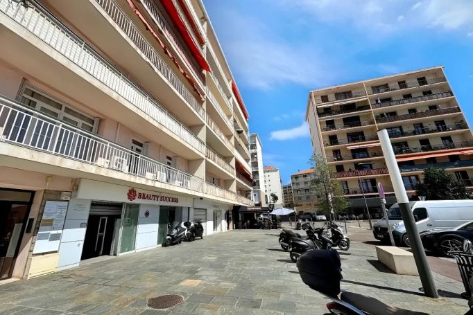 A louer APPARTEMENT T4 92 M2 BORD DE MER AJACCIO