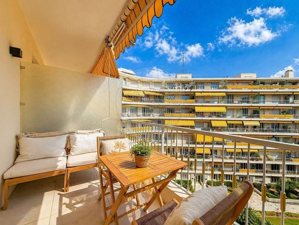 A louer APPARTEMENT DE PRESTIGE T2 54 M2 BORD DE MER NICE