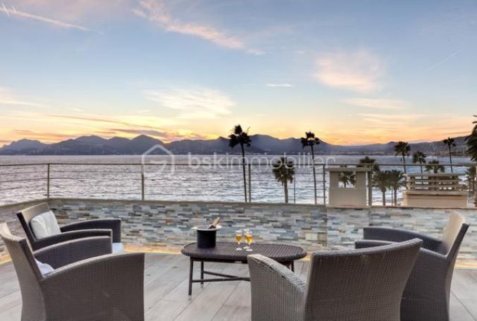A vendre PENTHOUSE  128 M2 TERRASSE PIEDS DANS L'EAU CANNES