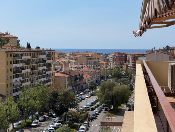 A louer APPARTEMENT DUPLEX T4 95 M2 TERRASSE BORD DE MER MENTON
