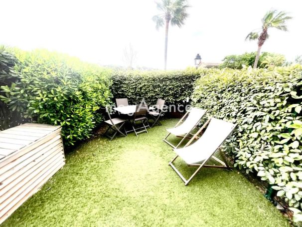 A louer STUDIO  34 M2 TERRASSE PLAGE à PIED SANARY SUR MER
