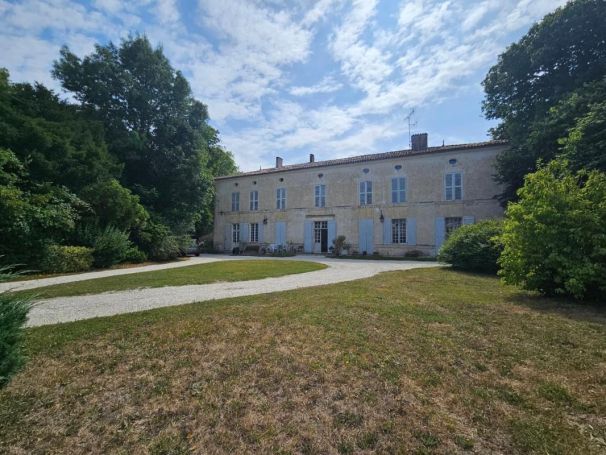 A louer LONGèRE  10 PIECES 292 M2  SURGERES