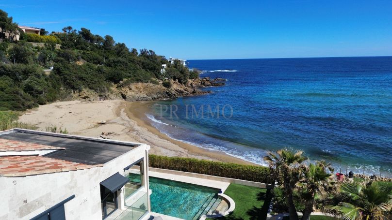 A louer MAISON  7 PIECES 180 M2 PIEDS DANS L'EAU SAINT AYGULF