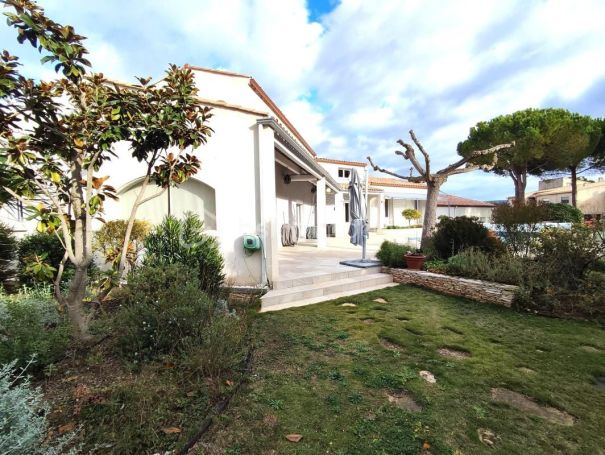 A louer MAISON  7 PIECES 236 M2 BORD DE MER POUSSAN
