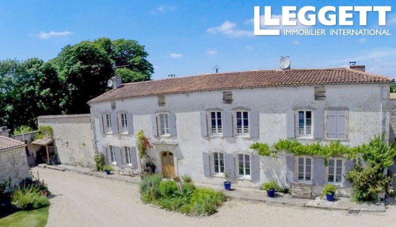 A vendre MAISON  DE MAîTRE  SURGERES