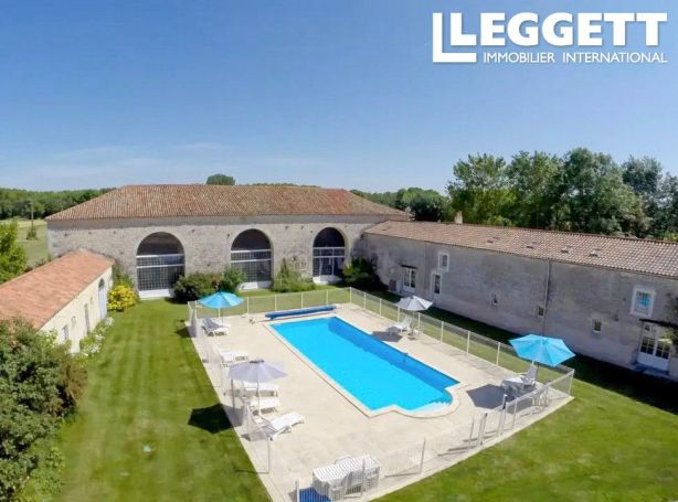 A vendre MAISON  DE MAîTRE  SURGERES