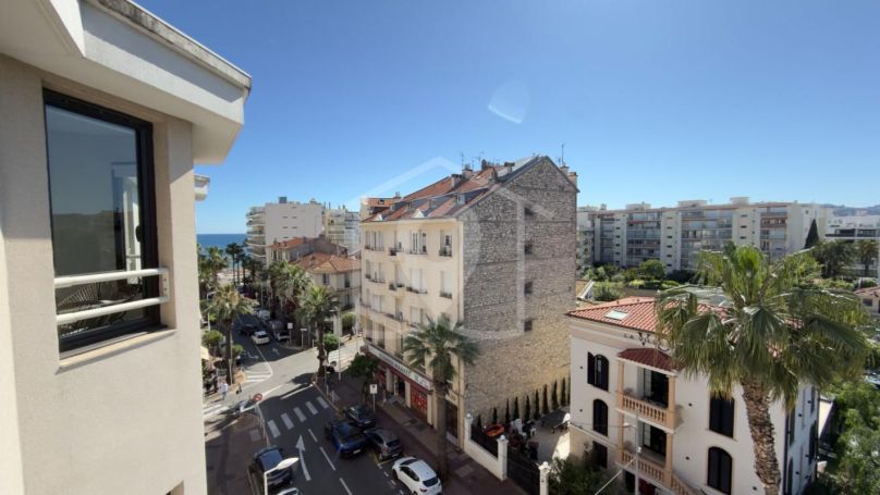A louer APPARTEMENT DE PRESTIGE T3 63 M2 TERRASSE BORD DE MER ANTIBES