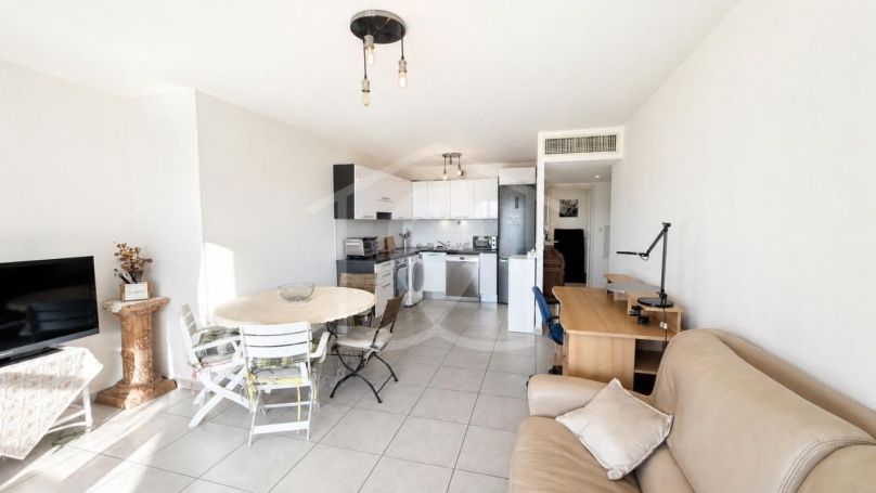 A louer APPARTEMENT DE PRESTIGE T3 63 M2 TERRASSE BORD DE MER ANTIBES
