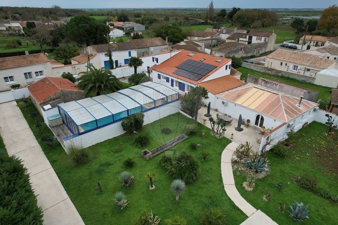 A louer LOFT  6 PIECES 325 M2 BORD DE MER MARENNES