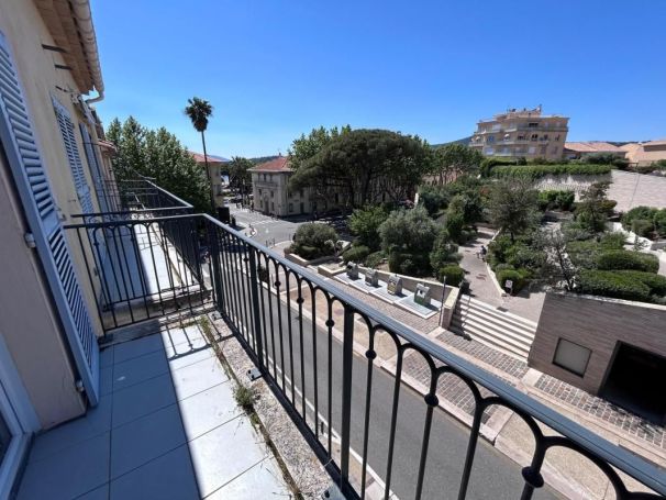 A louer APPARTEMENT DE PRESTIGE T2 48 M2 TERRASSE BORD DE MER SAINTE MAXIME
