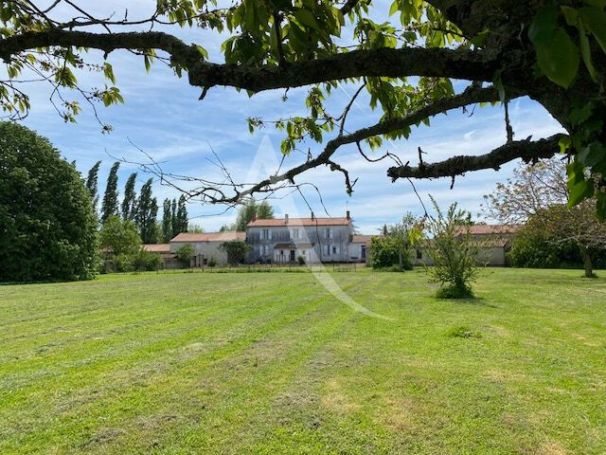 A vendre MAISON  9 PIECES 250 M2  ANGLES