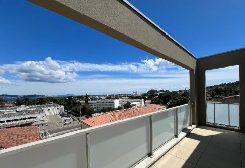 T4 de 113 m² SUD TERRASSE DE 68 m² en ATTIQUE 13600 La Ciotat