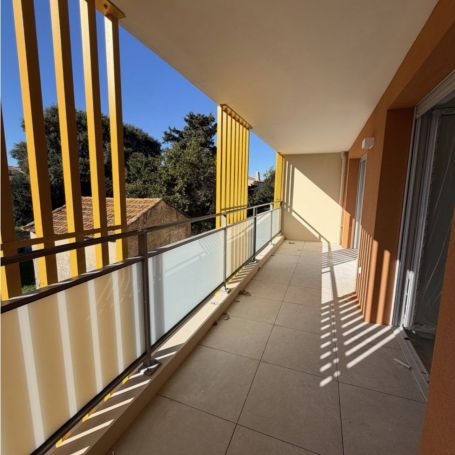 A louer APPARTEMENT T2 49 M2 TERRASSE BORD DE MER SIX FOURS LES PLAGES