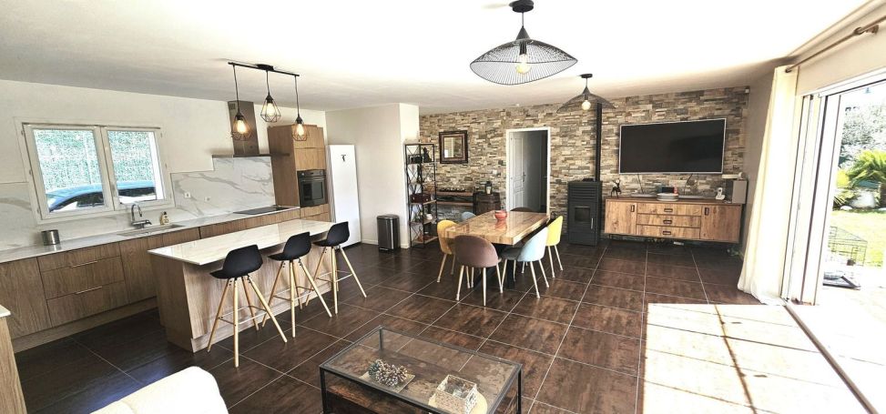 A louer MAISON  5 PIECES 128 M2  CUGES LES PINS