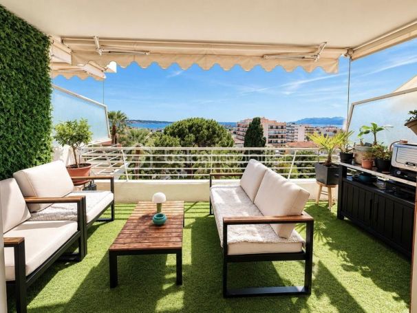 A louer APPARTEMENT T3 65 M2 TERRASSE VUE MER CANNES