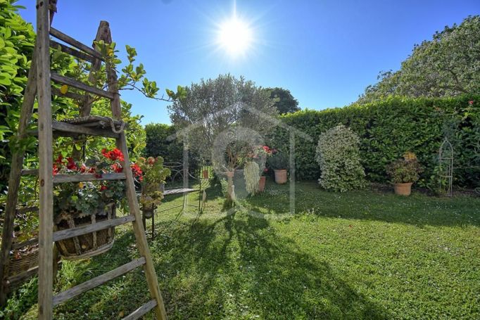 A louer APPARTEMENT T3 80 M2 TERRASSE BORD DE MER ANTIBES