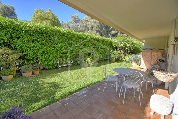 A louer APPARTEMENT T3 80 M2 TERRASSE BORD DE MER ANTIBES